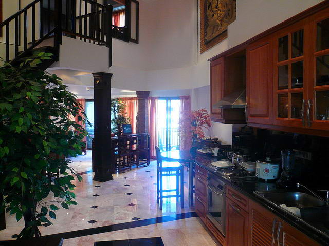 Chateau Dale Thabali Duplex Eigentumswohnung zu verkaufen, 145 qm, 2 Bett, 2 Bad, Euro Kuche, Thai Bali Stil Interieur, voll mobliert, 2 Balkone, Blick auf den Pool, auslandische Eigentumer