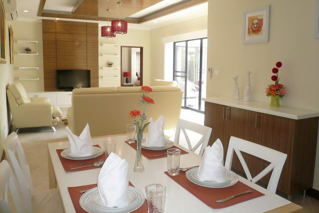 Majestic Residence Luxus Pool Villa zum Verkauf, Absolute Beachside Estate, Grundstuck 336 qm, Wohnflache 158 qm aprox, 2/3 Bett, 2 Bad, Euro Kuche, Buro, voll mobliert, Landschaftsgarten, Privates Swimmingpool, Garage, Clubhaus , Komm-Pool,