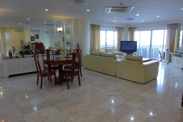 Silver Beach, Absolutes Strandapartment zum Verkauf, Front Corner Unit, 248 m2, 3/4 Schlafzimmer, 4 Bader, Wohn- / Esszimmer, europaische Kuche, voll mobliert, Balkone (x4), Meerblick,