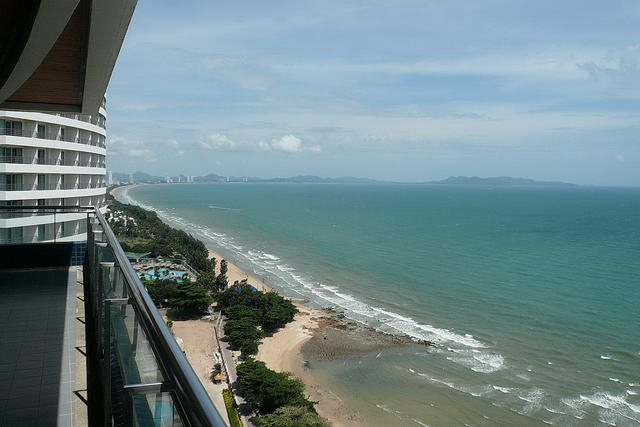 Baan Haad U Thong Condo zum Verkauf, Absoluter Strandfront, Front Corner Unit, Obergeschoss, 251 m2, 3 Betten, 3 Bader, europaische Kuche, voll mobliert, Balkon, Panoramablick auf das Meer und die Insel, fur auslandisches Eigentum.