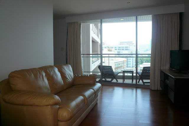 Northshore Luxury Condo zum Verkauf, 64 m2, Obergeschoss, mit Blick auf Pattaya, 1 Schlafzimmer, 1 Badezimmer, Wohnzimmer, europaische Kuche, voll mobliert, Balkon mit Meerblick,