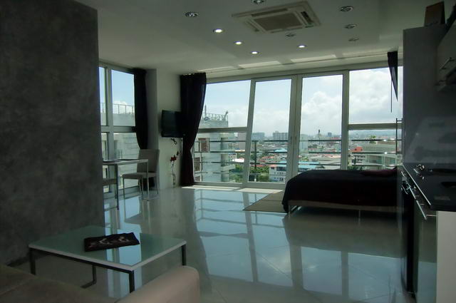Park Royal 1 Condo zum Verkauf, nur wenige Minuten von der Innenstadt von Pattaya, Modern Corner Studio 37 m2, Obergeschoss, Europaische Kuche, Badezimmer, voll mobliert, seitlicher Meerblick, Fremdbesitz,