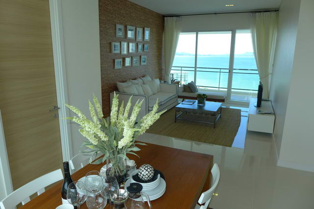 The Reflection Condo, The First Super Luxury Condo in Pattaya, 96 bis 110 m2, 2 Schlafzimmer, 2 Badezimmer, Wohnzimmer, europaische Kuche, Einbauschranke, Balkon, Meerblick, Komplette Resorteinrichtungen, Preis ab 13.5 M Baht