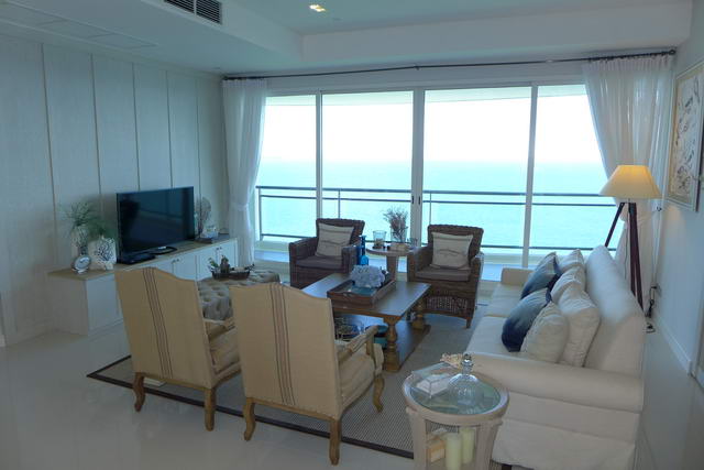 The Reflection Condo, The First Super Luxury Condo in Pattaya, 181 bis 217 m2, 3 Schlafzimmer, 3 Badezimmer, Wohnzimmer, europaische Kuche, Einbauschranke, Balkon, Meerblick, Komplette Resort-Einrichtungen, Preis ab * 22. 4 M Baht
