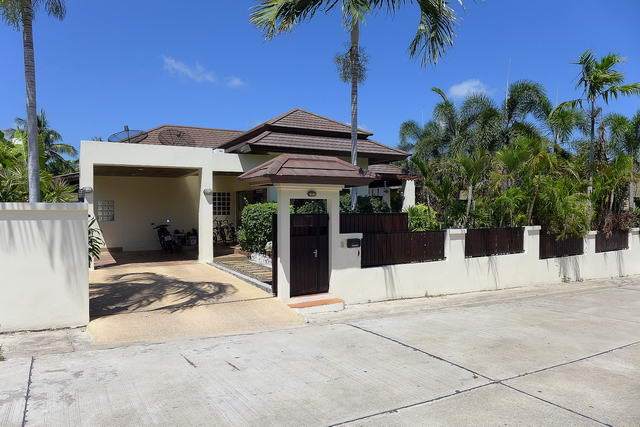 Freistehende Pool Villa zum Verkauf, Grundstucksflache 440 qm, Wohnflache 140 qm, 3 Bett, 2 Bad, Europaische Kuche, Tropischer Garten, Privates Swimmingpool, Carport, 24HS, ruhig, gepflegt, Wohnanlage