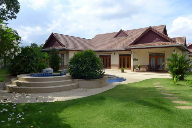 Foxlea Freistehende Pool Villa zum Verkauf, Grundstucksflache 1.528 qm, Wohnflache 260 qm, 4 Bett, 4 + 2 Bad, Europaische Kuche, voll mobliert, Tropischer Garten, Bar und Pool Haus, Privates Swimmingpool, Carport * Verkaufen mit Mieter @ 7.2% ROI