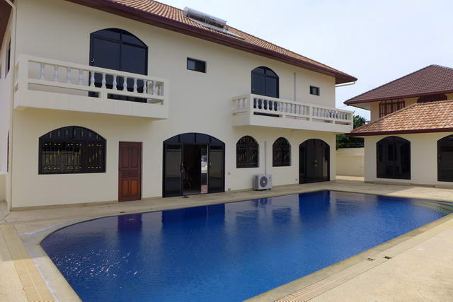 Freistehende Pool Villa zu verkaufen, Grundstucksgrosse 860 qm, Wohnflache ca. 380 qm, 4 Schlafzimmer, 4 + 1 Badezimmer, Wohnzimmer, Buro, europaische Kuche,
Teilmobliert, Garten, privater Pool, Carport