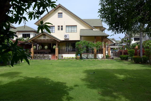 Central Park, Freistehendes Haus zum Verkauf, Neu renoviert und mobliert, Aeral 576 qm, Wfl. 240 qm aprox, 3 + 1 Schlafzimmer, 3 + 1 Bader, Zimmermadchenzimme, Euro und Thai Kuchen, voll mobliert, Tropischer Garten, Comm Swim Pool, 24 Std. Sicherheit