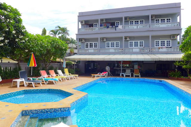 Naklua, Gastehaus / Hotel zum Verkauf, 25 Zimmer mit Bad, Swimmingpool, Poolbar, Speise- und Unterhaltungsbereich, Kuche, langjahriges Laufgeschaft, Freehold (Thai Company Ltd.)