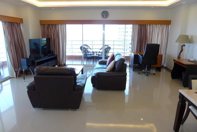 Jomtien Beach, View Talay 8 Condo for Sale, Front Corner unit 9.5 M. THB