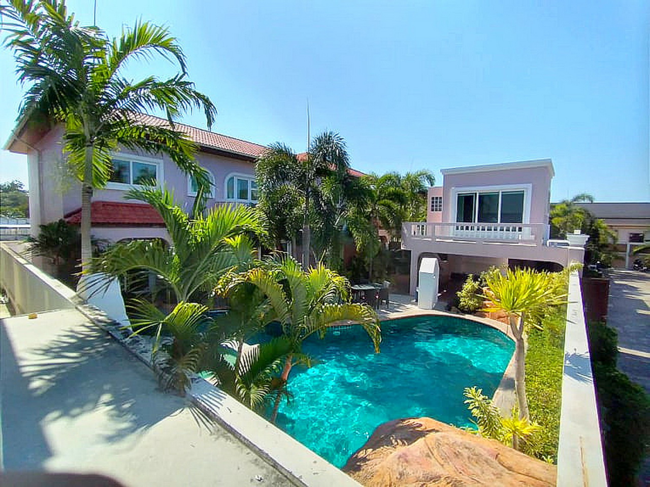 Neue freistehende Pool Villa zum Verkauf, Grundstucksflache 444 qm, Wohnflache 300 qm, 3 Schlafzimmer, 3 + 1 Bader, Wohnzimmer x2, Buro, Europaische Kuche x2, Teil mobliert, Tropischer Garten, Privates Swimmingpool, Carport, 1.4 KM bis Jomtien Strand