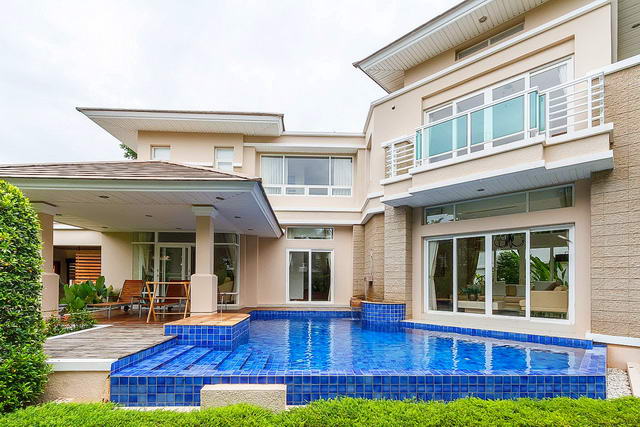 Baan Talay Pattaya Beachside Estate, Luxus-Poolvilla zum Verkauf, Grundstucksgrosse 496 m2, Wohnflache 234 m2, 2 Schlafzimmer, 3 Bader, Eurokuche, voll mobliert, tropischer Garten, privater Pool, Garage
