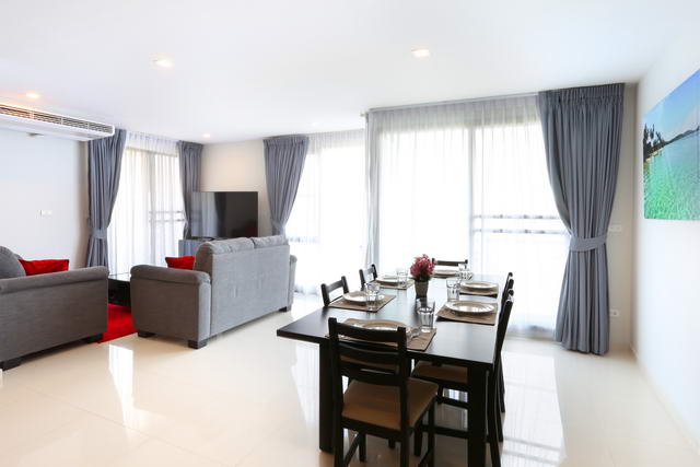 Urban Pattaya Wohnung zum Verkauf, Eckwohnung, Hohe Etage, Wfl. 114 qm, Neu renoviert, 3 Schlafzimmer, 2 Bader, Europaische Kuche, voll mobliert, Balkon, Blick auf die Stadt, Auslandischer Besitz, Gunstig gelegen in Sud-Zentral-Pattaya