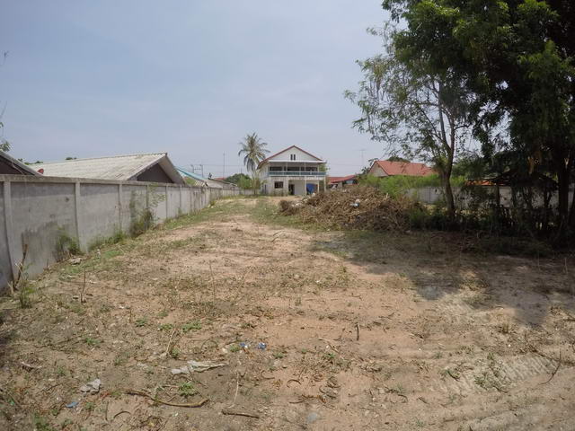 Baugrunstuck zu verkaufen, 1 Rai 30 Tw2 - 1,720 sqm, derelict 2 storey house (400 sqm) with swimming pool on the land, walled, land filled, utilities available, Ready to Build * Finance Available