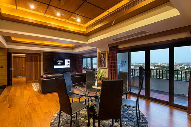 Nirvana Place Condo, Designer Luxus Penthouse zum Verkauf, 247 qm, 2 Schlafzimmer, 3 Bader, Buro, Europaische Kuche, voll mobliert, 2 Balkone, Auslander Quota