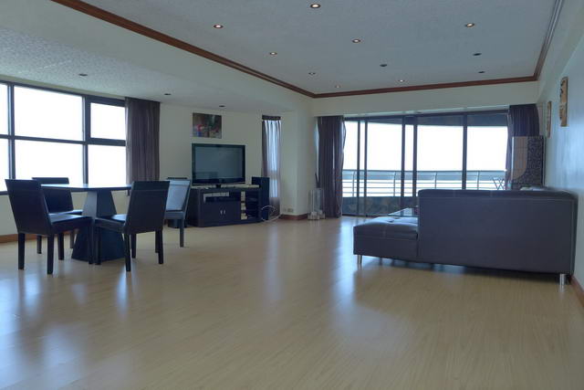Jomtien Metro Eigentumswohnung zum Verkauf, Eckschrank, Obergeschoss, 147 qm, 2 Schlafzimmer, 1 Badezimmer, Europaische Kuche, voll mobliert, Balkon, Panoramablick aufs Meer, Auslandisch