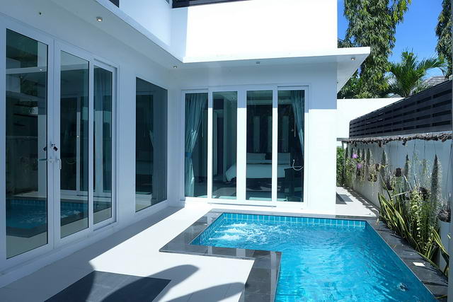 Palm Oasis Modern Thai Luxus Pool Villa zum Verkauf, Grundstucksflache 108 qm, Wohnflache 120 qm, 2 Schlafzimmer, 2 Bader, Europaische Kuche, Tropischer Garten, Eigener Pool, Jacuzzi, Dachterrasse Sonnendeck, 24 Std. Sicherheit.,Nahe von Jomtien Beach