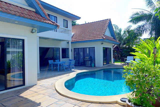 View Talay Villas Thai Bali Pool Villa zum Verkauf, 500 M bis Jomtien Beach, Grundstucksgrosse 424 qm, Wohnflache ca. 250 qm , 3 Schlafzimmer, 3 Bader, Europaische Kuche, voll mobliert, Garten, Privates Schwimmbad, 24 HS, * Finanzierung moglich