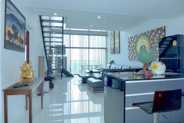 Axis Condo zum Verkauf, Penthouse Maisonette Wohnung, Toller Moderner Stil, 146 qm, 3 Schlafzimmer, 3 Bader, Europaische Kuche, voll mobliert, 3 Balkone, Panorama Meer- und Stadtblick, Auslandisch Besitz