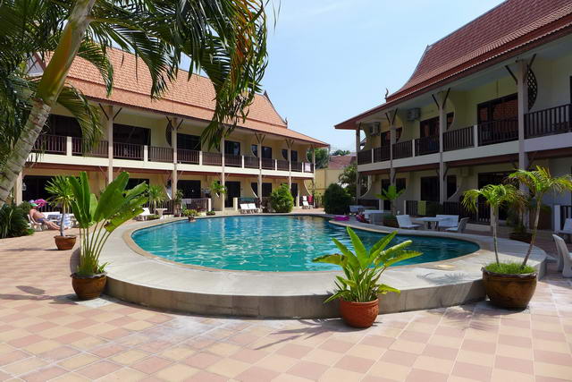 Pool Villa Resort (ideal als Villa Vermietungs Geschaft) zum Verkauf, 300m zum Dong Tarn Beach, 14 Hauser, 2 Geschossig Stadthaus Block um ein zentrales Schwimmbad, Areal 1.640 qm, Wfl.ca. 1.350 qm , 28 Schlafzimmer, 39 Bader