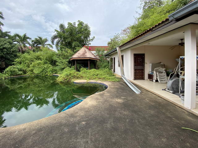 Freistehende Pool-Villa zu verkaufen, separates Angestellten - Haus, Grundstuck 1.068 qm, Wohnflache 230 qm, 3 + 1 Schlafzimmer, 2 + 2 Bader, europaische Kuche, voll mobliert, Tropical Garden, Privater Swimmingpool, Carport