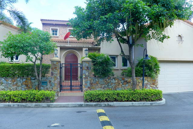 Silk Road Place, freistehende Toskana Pool Villa zu verkaufen, Grundstucksgrosse 388 qm, Wohnflache 197 qm, 3 Schlafzimmer, 3 Bader, europaische Kuche, voll mobliert, Privater Swimming Pool, Gemeinschaftspool, Fitnessraum, Tennisplatz