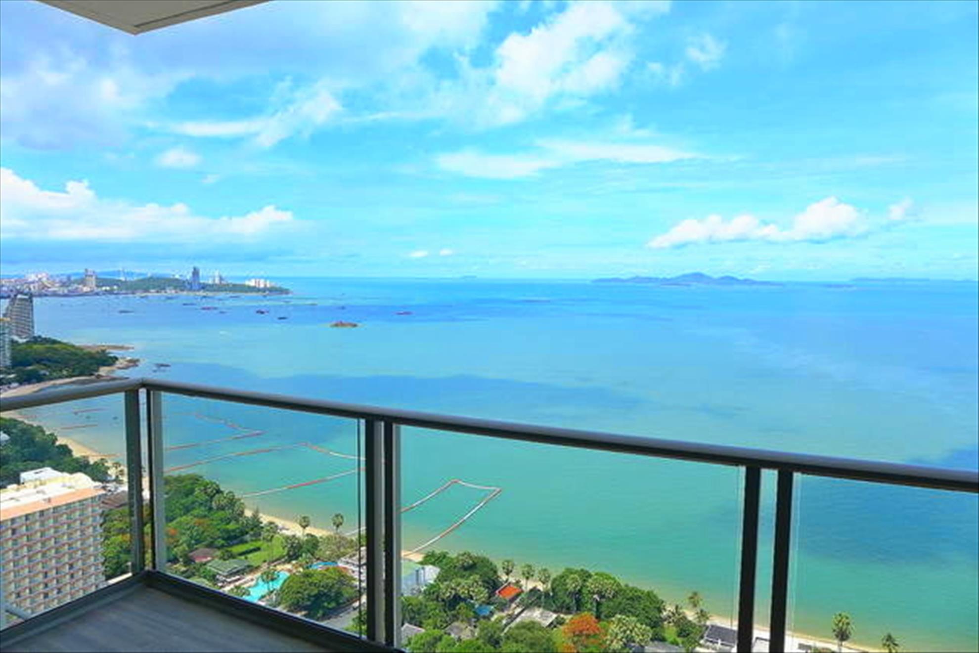 Riviera Wong Amat Eigentumswohnung zum Verkauf, Front Eck Wohnung, Hohe Etage, 86 qm, 2 Schlafzimmer, 2 Bader, europaische Kuche, voll mobliert, Balkon, Panorama-Meerblick, auslandischer Besitz