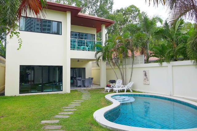 Majestic Residence Pool Villa zum Verkauf, Wohnanlage am Strand, Grundstucksgrosse 224 qm, Wohnflache 180 qm, 3 Schlafzimmer, 2 Bader, europaische Kuche, voll mobliert, tropischer Garten, privates Schwimmbad, 24 Std. Sicherheitsdienst