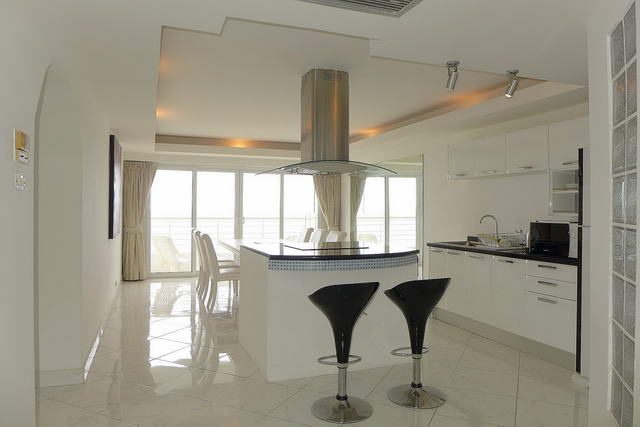 Jomtien Metro Condo zum Verkauf, Hoch Etage, kurzlich renoviert und neu eingerichtet, 103 qm, 1 oder 2 Schlafzimmer, 2 Bader, europaische Kuche, voll mobliert, 2 Balkone Toller Panorama-Meerblick, Auslandischer Besitz