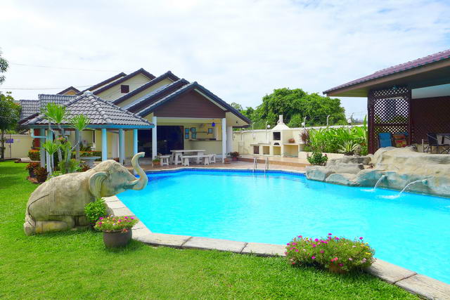Süd Pattaya, Freistehende Pool Villa zu verkaufen 11.5 M. THB