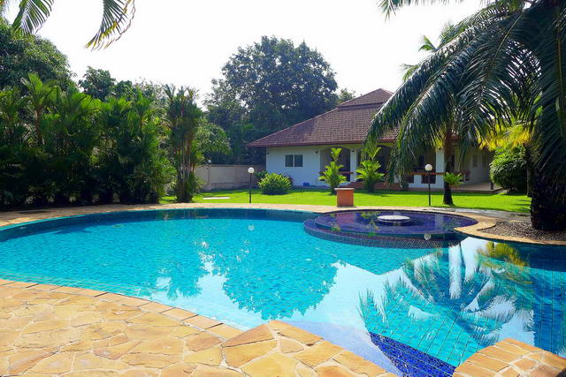 Swiss Paradise Villlage, Freistehendes Haus mit privatem Gemeinschaftspool zum Verkauf, erstklassiger Zustand, Grundstuck 210 Tw2 - 840 qm, Wohnflache ca. 260 qm, 4 Schlafzimmer,4 + 1 Bader, voll mobliert, Tropischer Garten, Carport, 24 Std. Sicherheitsd.