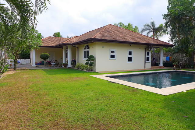 Marco Villas Freistehende Poolvilla zum Verkauf, kurzlich neu renoviert, Grundstucksgrosse 1.252 qm, Wohnflache 260 qm, 4+1 Schlafzimmer, 4+1 Bader, Zimmermadchen, Euro-Kuche, voll mobliert, Tropischer Garten, Privater Pool * Finanzierung moglich