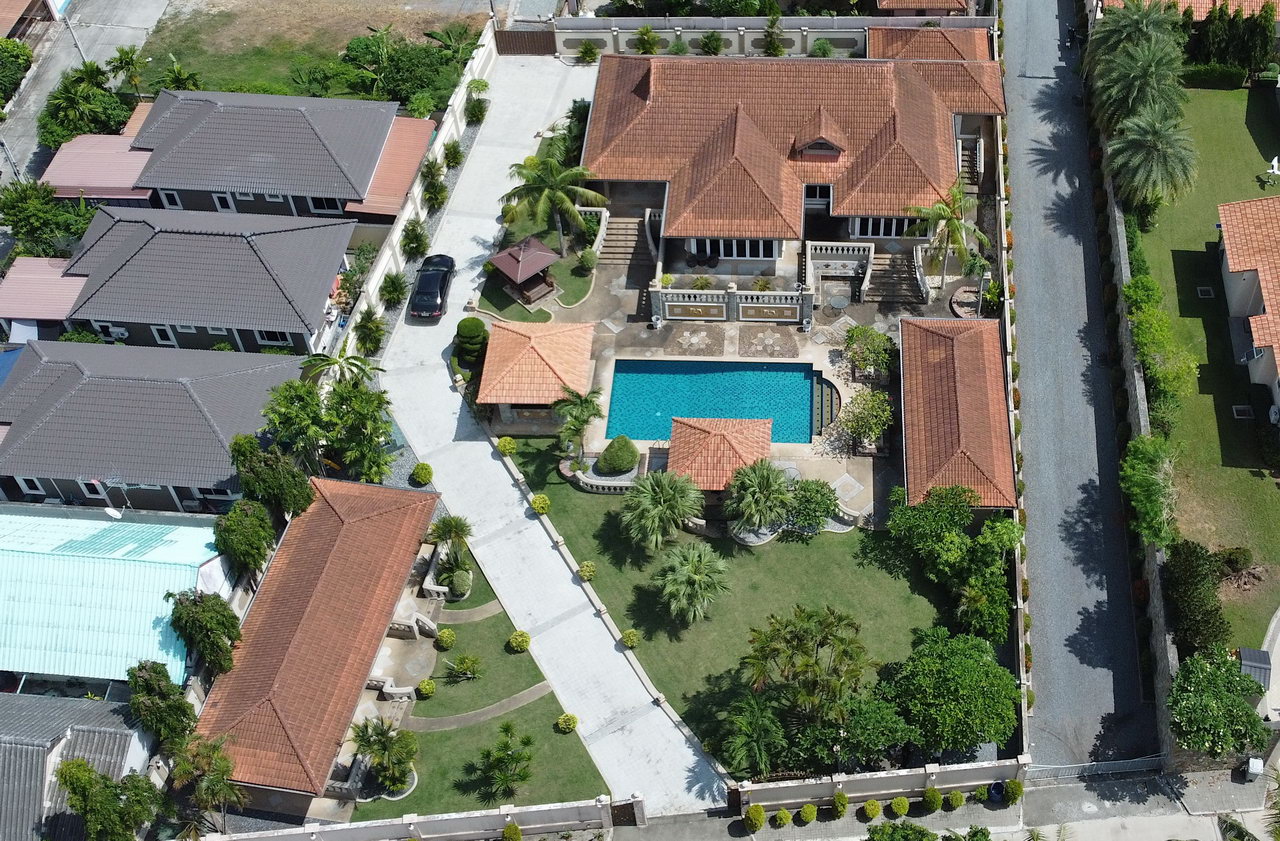 Freistehende Luxus-Poolvilla zum Verkauf, Separate Gastehauser, Grundstucksgrosse 1.600 m2, Wohnflache 370 m2, 7 Betten, 8 Bader, europaische Kuche, voll mobliert, privater Pool, in der Nahe von Hwys 36 und 7