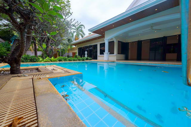 Jomtien Park Villen, Thai Bali Pool Villa zum Verkauf, 800 m vom Jomtien Strand, Grundstucksgrosse 556 m2, Wohnflache 189 m2, 2 Schlafzimmer, 2 + 1 Badezimmer, Keller / Mehrzweckraum, europaische Kuche, Teilmobliert, Privat Schwimmbad, Garage, 24 HS