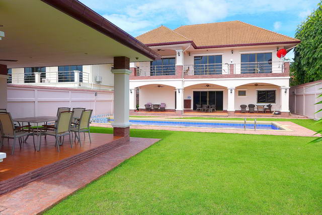 Freistehende 2-geschossige Poolvilla zum Verkauf, Grundstucksgrosse 860 qm, Wohnflache 360 qm, 3 + 1 Schlafzimmer, 3 + 3 Bader, Eurokuche, voll mobliert, tropischer Garten, privater Pool, Nahe Mabrachan See
