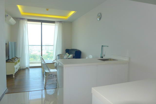 The Peak Towers Eigentumswohnung, Privater Wiederverkauf, 43 qm, 1 Schlafzimmer, 1 Bad, Europaische Kuche, voll mobliert, Balkon, Meerblick, Fremdbesitz