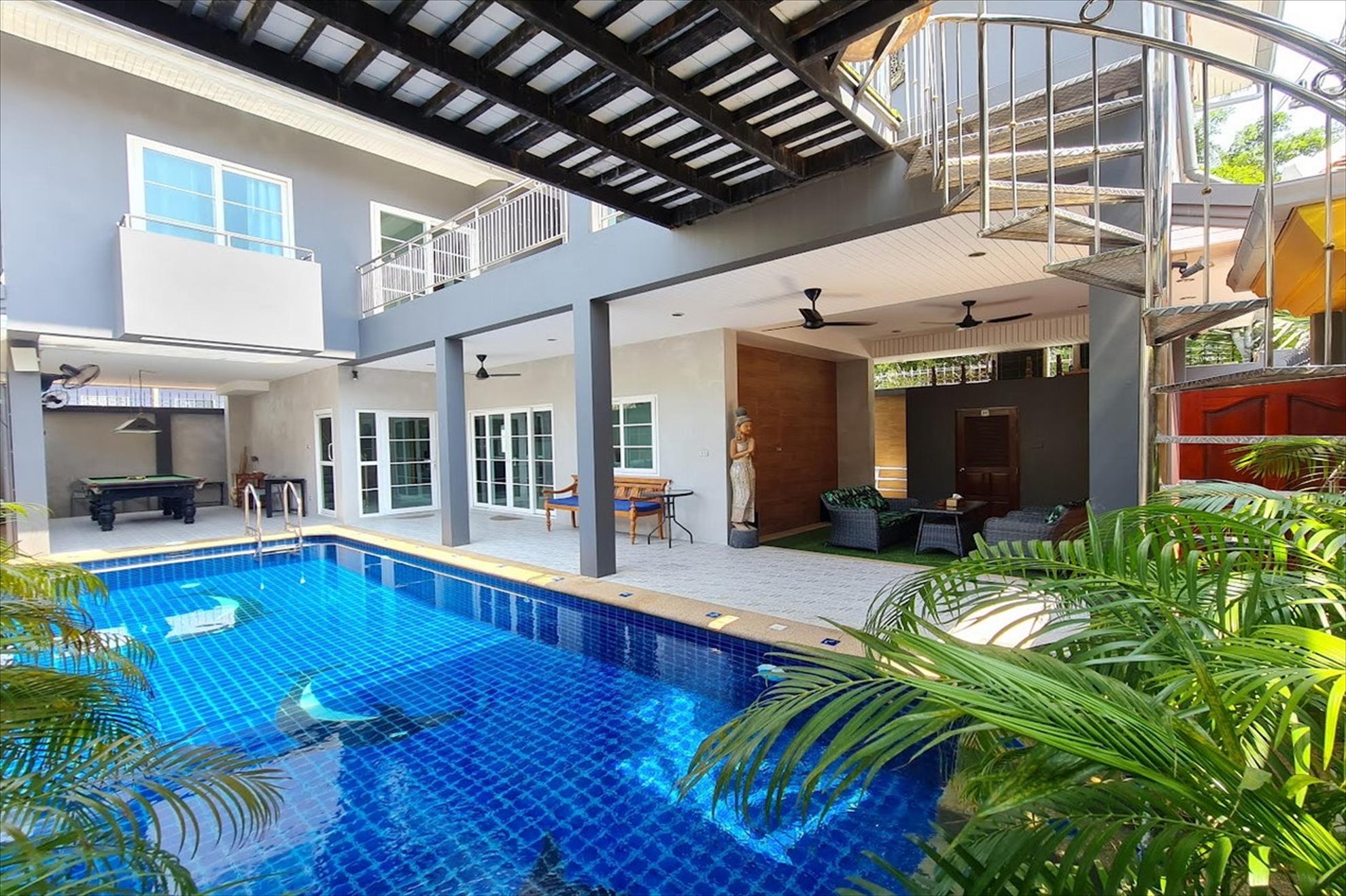 In der Nahe von Jomtien Beach, moderne Thai-Bali-Poolvilla zum Verkauf, Grundstucksgrosse 216 qm, Wohnflache 185 qm, 3 Schlafzimmer, 3 Bader, Eurokuche, voll mobliert, Garten, privater Pool, Dachterrasse, Carport