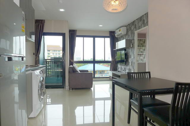 Private Paradise Condo zu verkaufen, Front Eckeinheit, gut prasentiert, 53 qm, 2 Schlafzimmer, 2 Bader, europaische Kuche, voll mobliert, Balkon, Blick auf die Stadt, Fremdbesitz