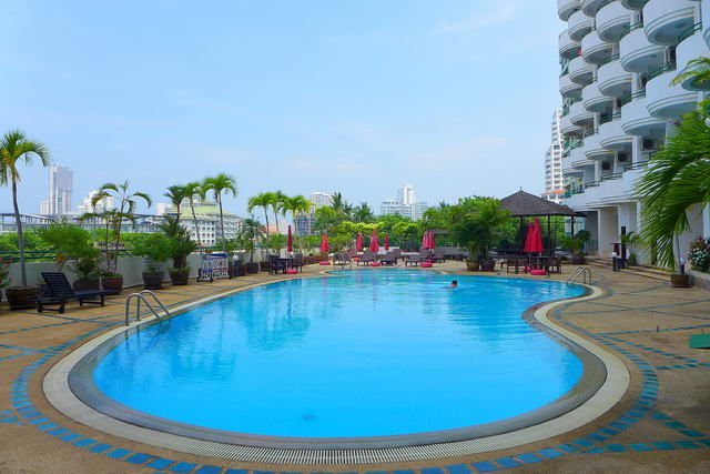 Star Beach Condo zu verkaufen, Hohe Etage, 101 qm, 2 Schlafzimmer, 2 Bader, europaische Kuche, voll mobliert, 3 Balkone, Meerblick, auslandischer Besitz