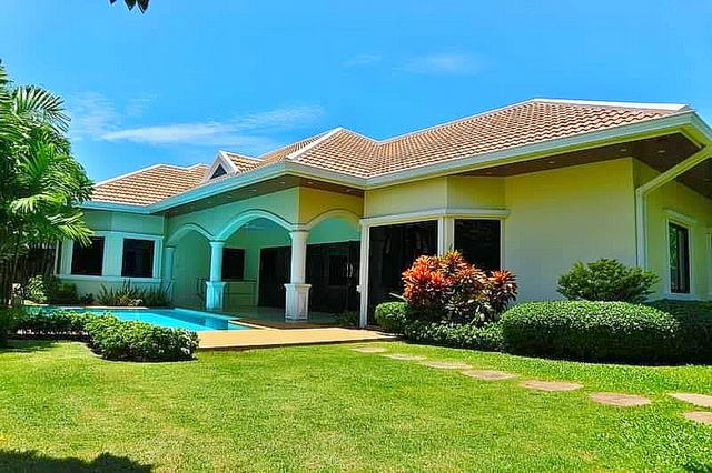 Jomtien Park Thai Bali Poolvilla zum Verkauf, Grundstuck 700 qm, Wohnflache 222 m2, 3 Schlafzimmer, 3+1 Badezimmer, Eurokuche, voll mobliert, tropischer Garten, privates Schwimmbad, 24-Stunden-Rezeption, in der Nahe von Jomtien Beach