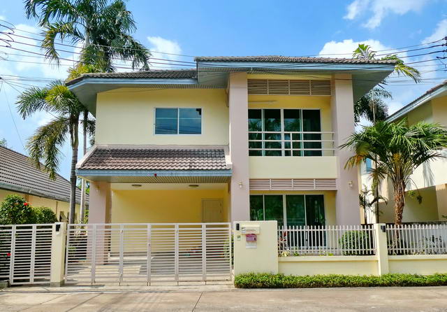 The Meadows, 2-stockiges Einfamilienhaus zum Verkauf, zeitgenossisches modernes Design, Grundstucksgrosse 216 qm, Wohnflache 232 qm, 3 Schlafzimmer, 3 Bader, Euro-Kuche, voll mobliert, Garten, Carport, Gemeinschaftspool, Fitnessraum, 24 Std. Sicherheit
