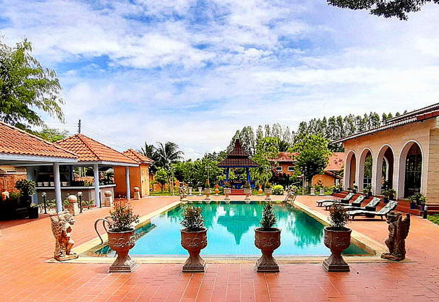 Resortanwesen im provenzalischen mediterranen Stil zu verkaufen, Grundstucksgrosse 7.000 qm, Wohnflache 1.600 qm, insgesamt 28 Zimmer, davon 22 Schlafzimmer, 24 Badezimmer, 2 Swimmingpools