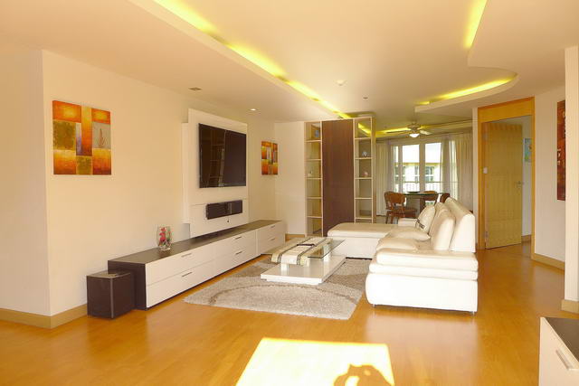City Garden Condo zum Verkauf, Hohe Etage, Eckwohnung, 112 qm, 2 Schlafzimmer, 1 Badezimmer, europaische Kuche, voll mobliert, 2 Balkone, Blick auf die Stadt und den Pool, in auslandischem Besitz
