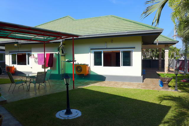 SP Village Lake Side, freistehendes Haus mit separatem Gastehaus zu verkaufen, Grundstucksgrosse 484 qm, Wohnflache 180 qm, 5 Schlafz., 3 Bader, europaische Kuche, voll mobliert, tropischer Garten, Gemeinschaftspool, Cub House 24HS * Finanzierung verfugbar