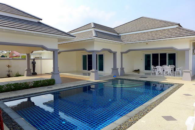 Freistehende Villa mit schonem Pool zum Verkauf, hohe Qualitat, Grundstucksgrosse 540 qm, Wohnflache 186 qm, 3 Schlafzimmer, 3 Bader, europaische und thailandische Kuche, voll mobliert, tropischer Garten, privater Pool, Carport