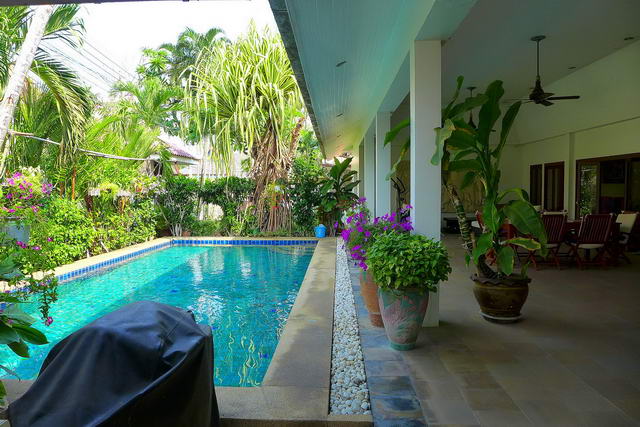 Cest Palai, schone Thai Bali Pool Villa zum Verkauf, 2 km zum Jomtien Beach, Grundstucksgrosse 600 qm, Wohnflache 330 qm, 3 + 1 Schlafzimme, 2 + 2 Bader, Zimmermadchen, europaische und thailandische Kuche, Tropischer Garten, privater Pool, Sicherheitsd.
