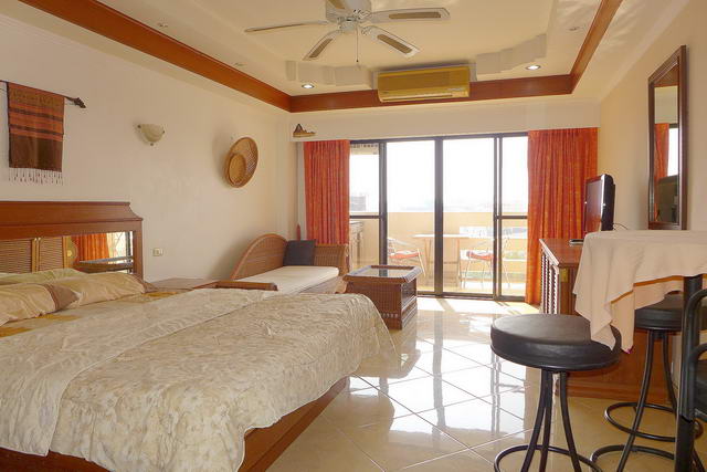 Yensabai Condo, Studio zum Verkauf, Hochgeschoss, Poolseite, 39 qm, europaische Kuche, Bad, voll mobliert, Balkon, Pool und Blick auf die Stadt, in auslandischem Besitz