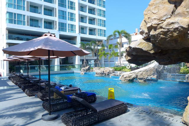 Amari Residences Pattaya Condo zu verkaufen, wie neu, 38 qm, 1 Schlafzimmer, 1 Badezimmer, europaische Kuche, Einbauten, Balkon, Meer-, Hugel- und Stadtblick, in auslandischem Besitz