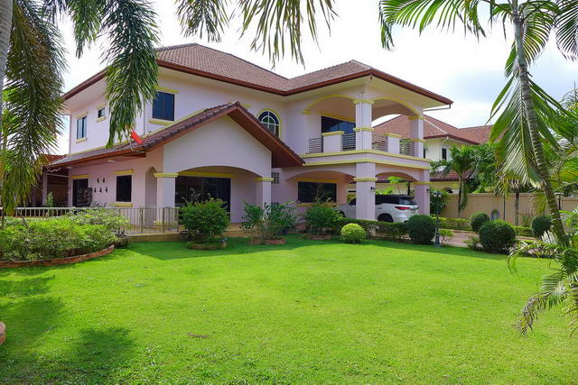 Siam Gardens, freistehende Poolvilla zum Verkauf, Grundstucksgrosse 800 qm, Wohnflache 300 qm, 5 Schlafzimmer, 5 Bader, Euro- und Thai-Kuchen, Einbauten, tropischer Garten, privater Swimmingpool, Carport, 1 km zum Mabprachan-Stausee