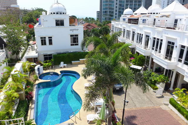 In der Nahe von Wong Amat Beach, Exclusive Place Stadthaus zum Verkauf, 3-stockig, Grundstucksgrosse 72 qm, Wohnflache 170 qm, 3 Schlafzimmer, 3 Bader, europaische Kuche, voll mobliert, Skydome Deck Dachterrasse mit Whirlpool, Gemeinschaftspool, Sicherheit